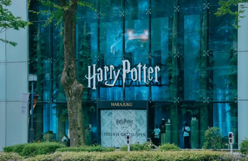 哈利波特日本首間旗艦店內裝首度公開，「禁忌森林」主題綠意空間和鷹馬互動，還有魔法購物體驗全揭露。