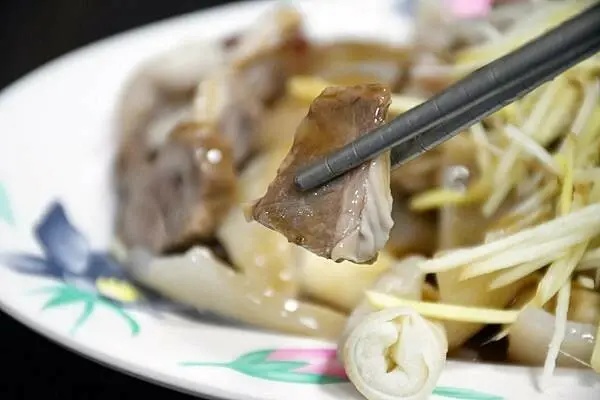 高雄捷運紅線一日遊！逛經典高雄景點、吃必比登肉燥飯，不騎車也能好好玩。 / 部落客「尖尼」提供