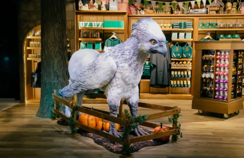 哈利波特日本首間旗艦店內裝首度公開，「禁忌森林」主題綠意空間和鷹馬互動，還有魔法購物體驗全揭露。