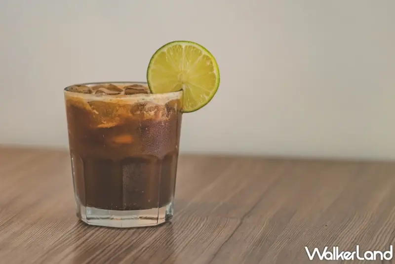 告別夏日黏膩就靠這一杯「西西里咖啡」黃金比例配方大公開，教你在家輕鬆做出咖啡廳級的清爽感，酸甜滋味讓人一喝就愛上。