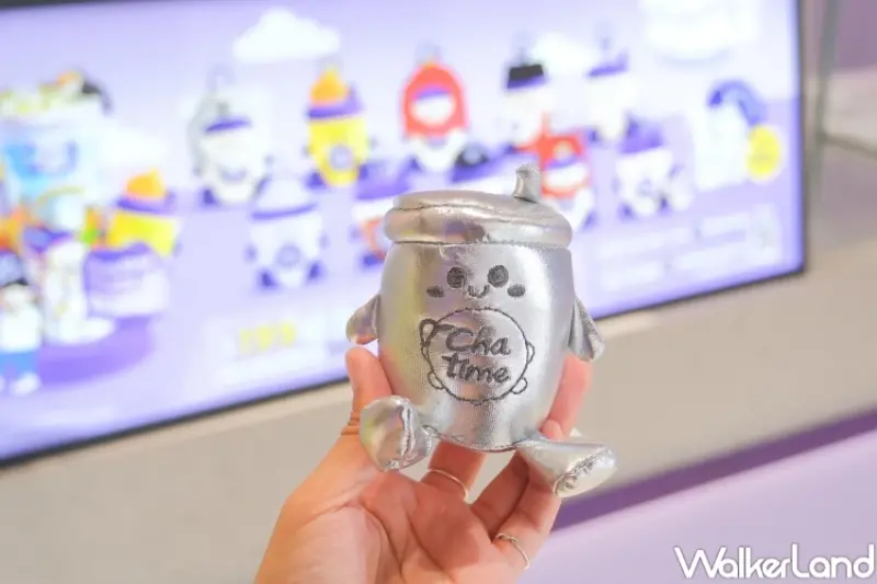 飲料免費喝一年！日出茶太盲盒娃娃開抽，憑吊飾第二杯半價、隱藏版免費喝一年。