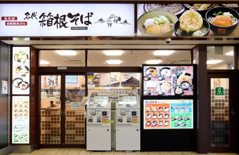 小田急浪漫特快60周年紀念列車來了，箱根SOBA紀念彩繪列車+太經典。