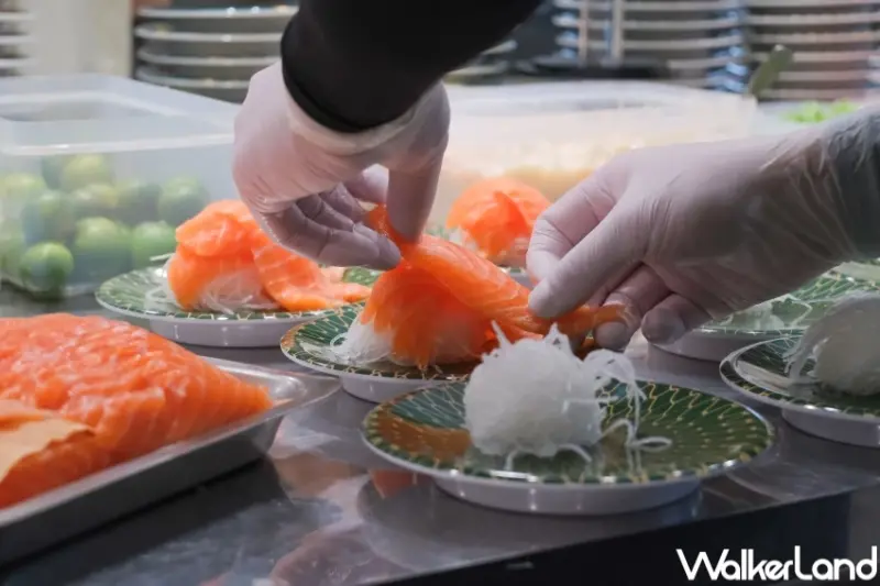 爭鮮買一送一！爭鮮火山鮭魚盛新品開賣，買一盤鮭魚送一盤30元免費吃。