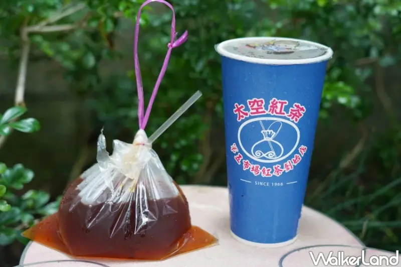 台中第五市場美食推薦！「太空紅茶冰」50年老字號古早味紅茶，懷舊袋裝超吸睛。