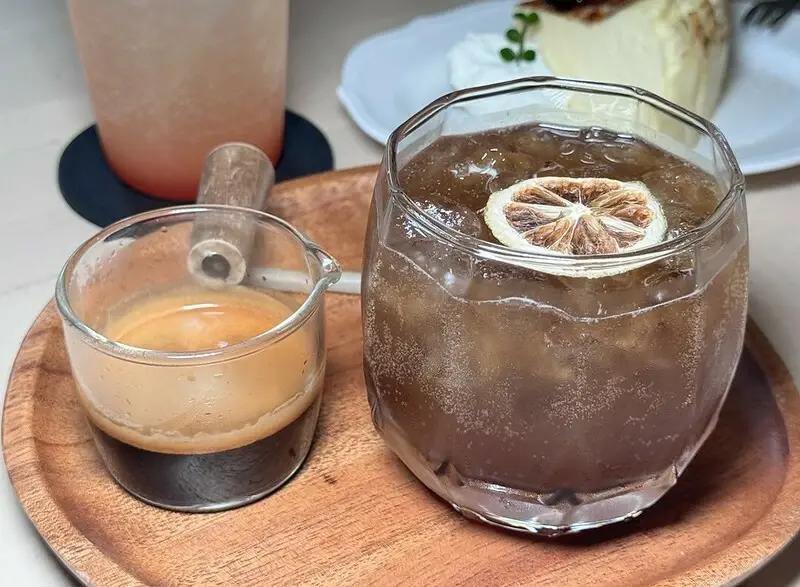 桃園大溪一日遊！來去韭菜花田看9月雪，大溪老宅咖啡廳也好拍。 / 部落客「小虎食夢網」提供