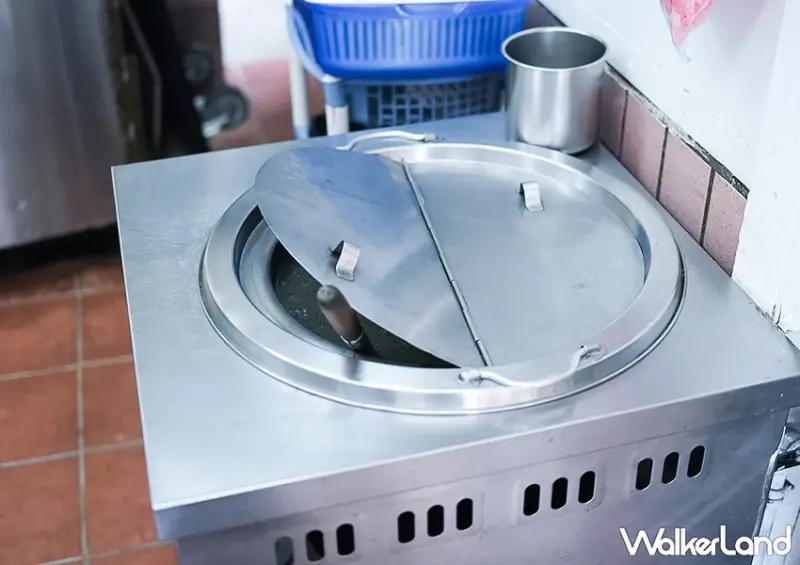 基隆排隊雞肉飯！永記雞肉飯 爆量雞肉飯超爽，特製辣醬必加、雞湯免費續。