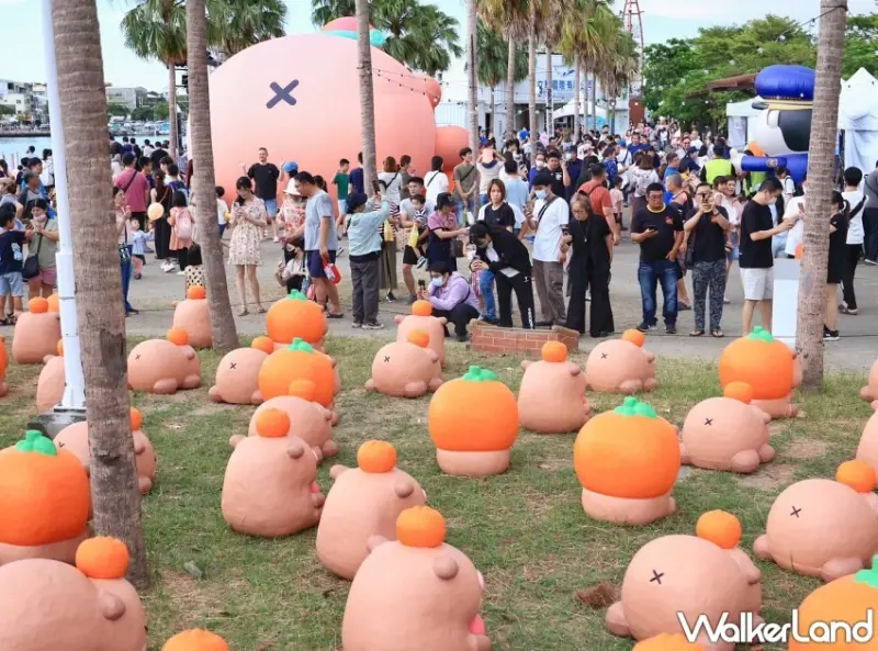 2025臺南安平景點「卡比胖拉」萌翻天！12米巨大水豚現身漁人碼頭，夜間燈光秀與假日市集全攻略。