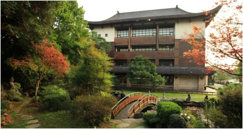 金秋連假精緻一日遊，金氏世界紀錄TM 最大千手觀音暨《印象．恩師》紀念展