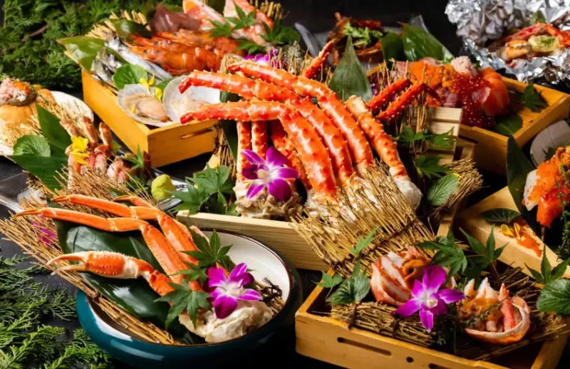 入秋東京螃蟹吃到飽「蟹一心」新開幕，離品川站2分鐘可抵，小孩來只要半價根本佛心。