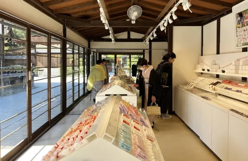 屬於京都人的降溫美學，距離河原町15分鐘車程，走訪京都上古森林「糺之森」，連結下鴨神社與河合神社的參拜散策。