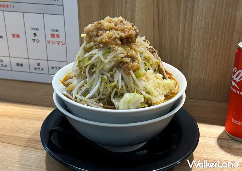 台北二郎系拉麵推薦！龍人拉麵 加爆菜量、最低250元吃超飽，東區排隊美食必吃。