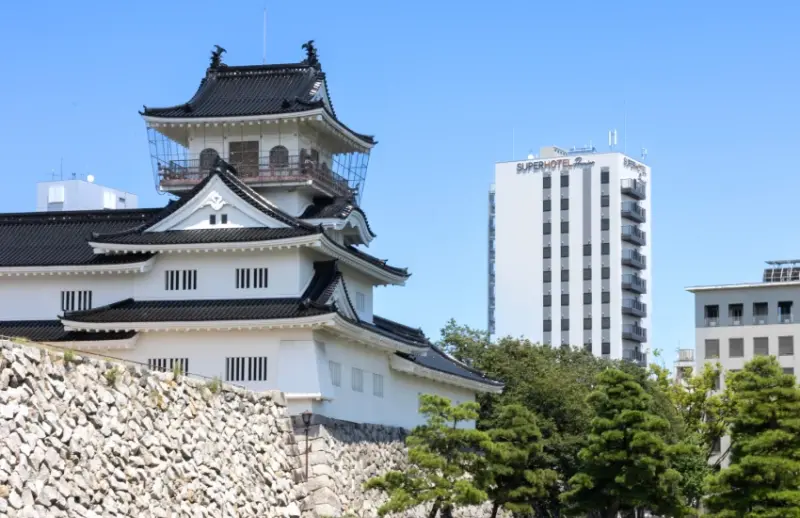 富山城前飯店新開幕！除了免費早餐吃到飽，還有北阿爾卑斯山景和美美的城堡夜景。