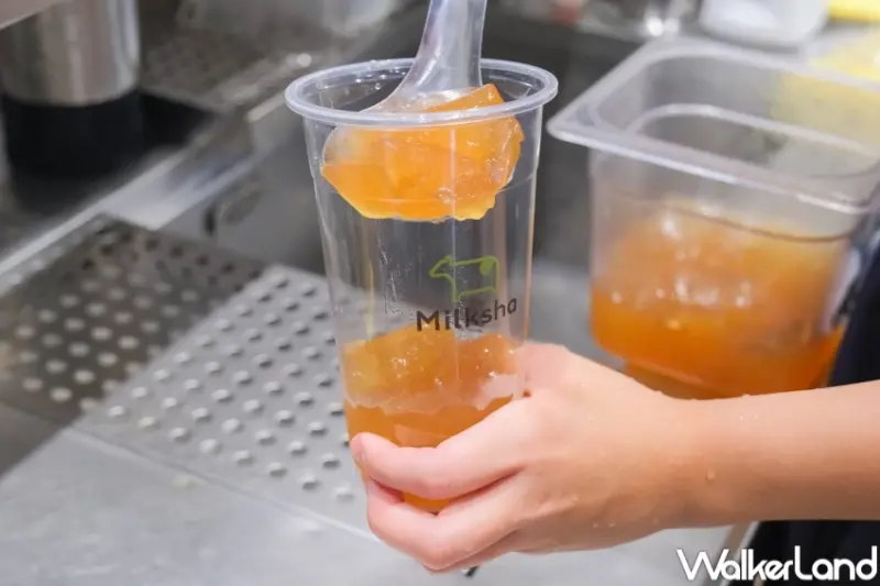 迷客夏醬油手搖杯！迷客夏X金蘭醬油粉粿，全新「黑金粉粿」免費加料。