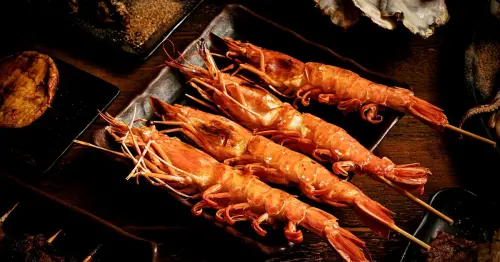 超人氣天使紅蝦買一送一！柒息地串燒居酒屋用爆表CP值的海鮮，慶祝孩子上學後的寧靜時光。