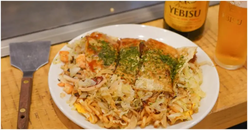 廣島人推薦的廣島燒！麗ちゃん70年老字號，廣島車站排隊美食名店，廣島燒選擇多元。