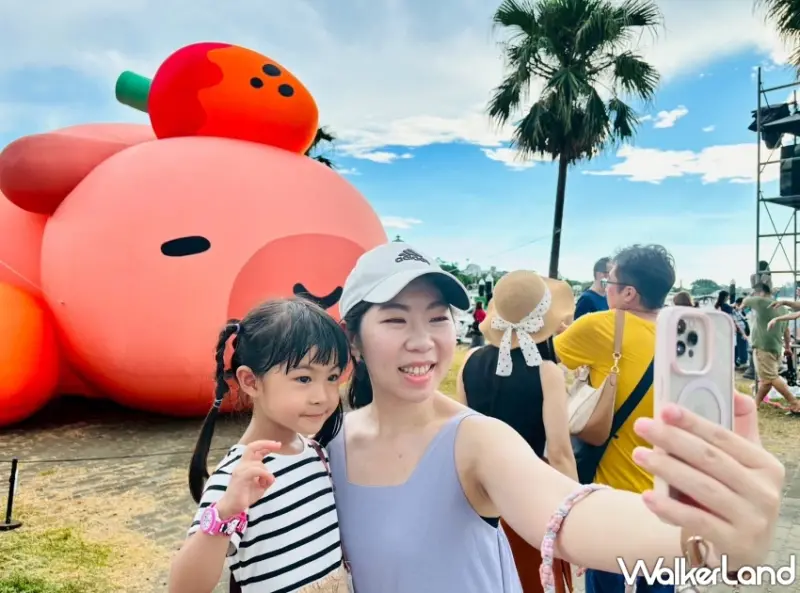 2025臺南安平景點「卡比胖拉」萌翻天！12米巨大水豚現身漁人碼頭，夜間燈光秀與假日市集全攻略。