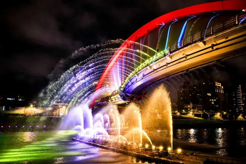 台北水舞嘉年華登場！順遊台北松山看展、逛夜市，欣賞限定37天台北水舞展演。 / 取自 台北市觀傳局官網