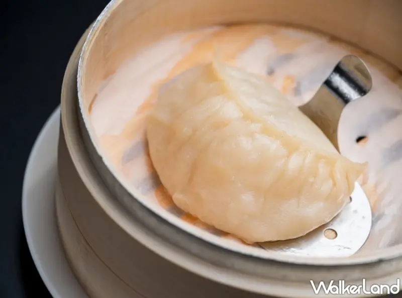 探索米其林一星「雅閣」港式點心新菜單！香港金獎女主廚葉銘惠巧手打造菊花龍蝦春卷、安蝦鹹水角。