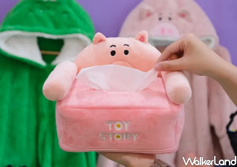 康是美X玩具總動員加價購！29款最低199元收，抱抱龍絨毛衣 頸枕超萌。