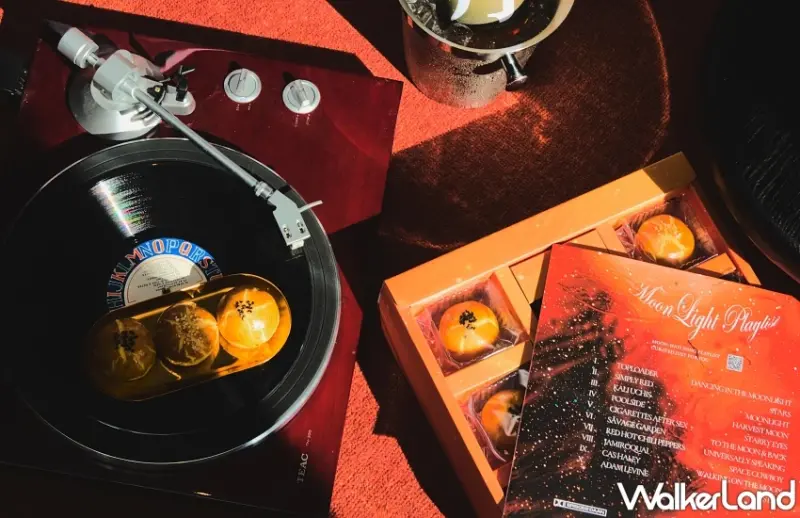 不只蛋黃酥！伊普索酒店用黑膠唱片與茶酒打造賞月歌單，inari聯名小虎傳遞溫暖，老楊方塊酥推新品牌搶市。