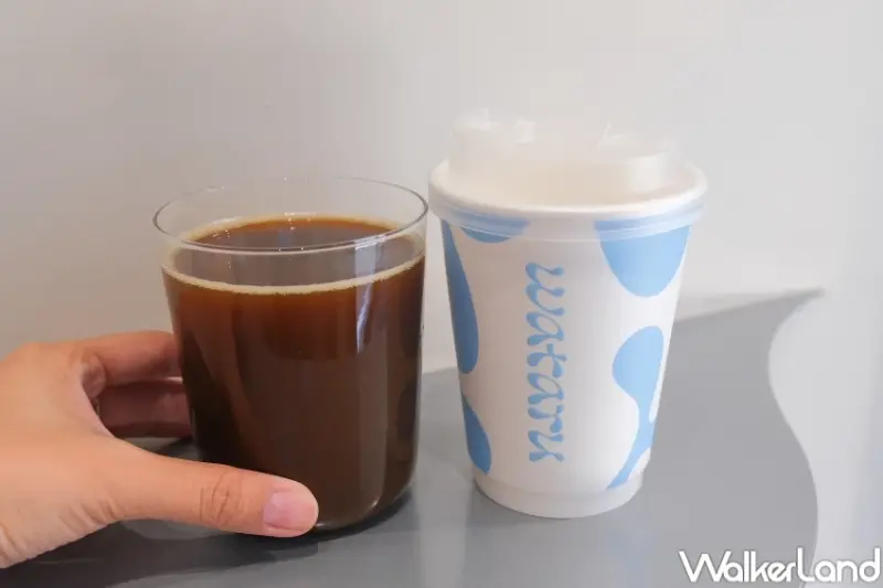 焙茶5折開喝！松菸新開幕wataru祇園焙茶拿鐵，焙茶奶蓋買一送一券喝起來。