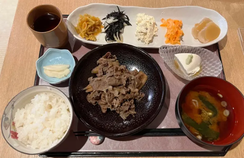 不張揚卻很雋永，走一趟京都左京區的家常料理食堂。