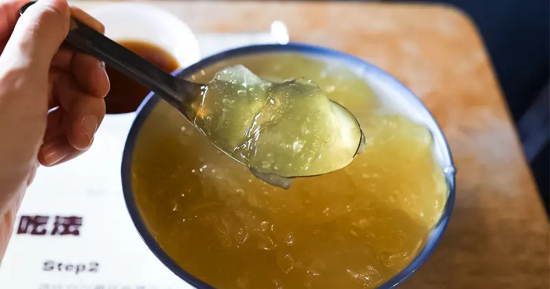 西門町冰店推薦！春桃手作厚工甜品 手作粉粿、梅子剉冰必點，銅板價超大一碗。