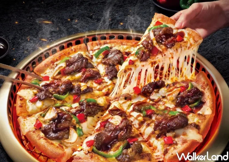 胡同燒肉披薩半價！達美樂X胡同燒肉 秘醬嫩牛燒肉披薩，中秋烤肉披薩半價開吃。