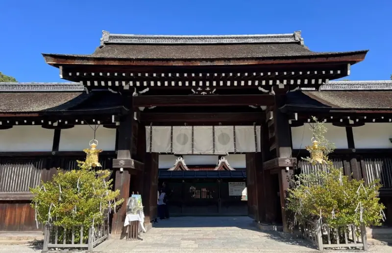 屬於京都人的降溫美學，距離河原町15分鐘車程，走訪京都上古森林「糺之森」，連結下鴨神社與河合神社的參拜散策。