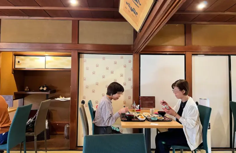 不張揚卻很雋永，走一趟京都左京區的家常料理食堂。