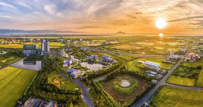 宜蘭Villa買一送一！綠舞國際觀光飯店「Chill Go Villa」獨享日式庭園與檜木浴缸，從美食到動物互動體驗一次滿足。