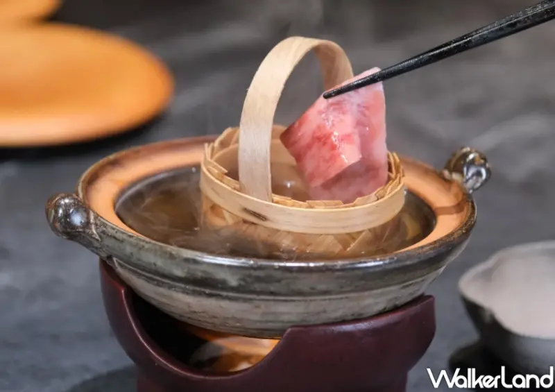 台中燒肉天皇玩出新高度！劇場式上菜秀挑戰最嗨台中燒肉，全預約制搶訂位。