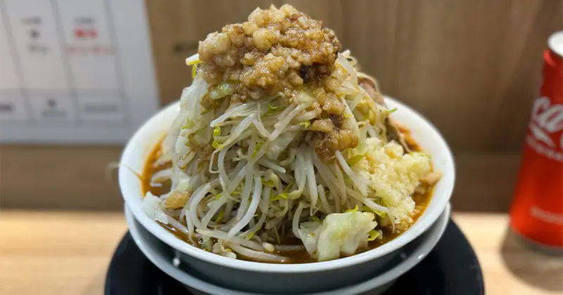 台北二郎系拉麵推薦！龍人拉麵 加爆菜量、最低250元吃超飽，東區排隊美食必吃。