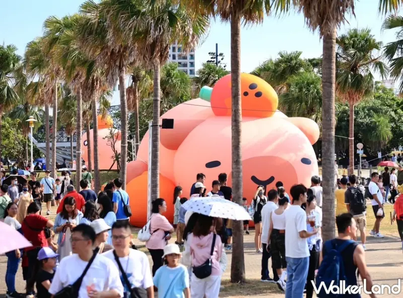 2025臺南安平景點「卡比胖拉」萌翻天！12米巨大水豚現身漁人碼頭，夜間燈光秀與假日市集全攻略。