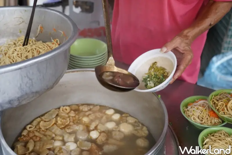 沒人報過的台中大麵羹！巷口無名炒麵大麵羹 50年老味道，不到8點就賣完。