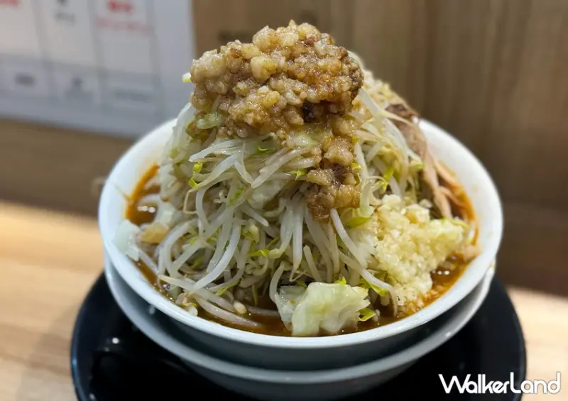 台北二郎系拉麵推薦！龍人拉麵 加爆菜量、最低250元吃超飽，東區排隊美食必吃。