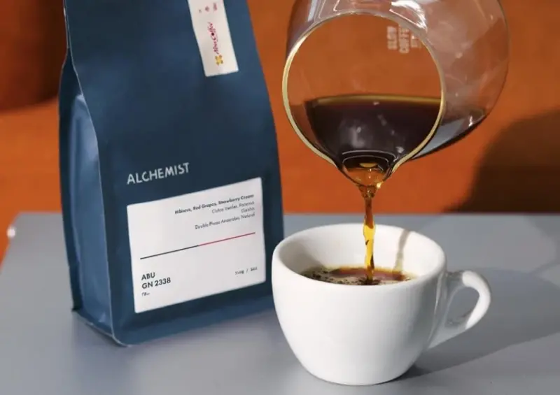 新加坡咖啡Alchemist來台灣！迪化街、忠孝2分店同步登場，Alchemist必買咖啡推薦。
