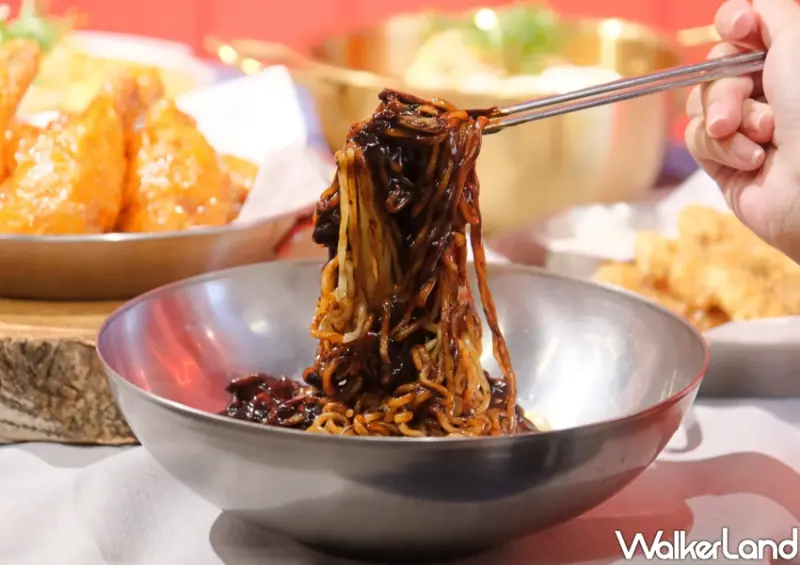 本村韓食炸雞推新品！玫瑰拉麵、黑嚕炸醬麵4款新品，台灣首發必吃。