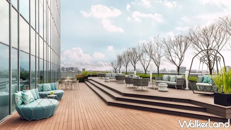 台北國泰萬怡中秋高空燒烤派對！雲丹龍蝦、炭火乳豬、從現切牛排到松葉蟹一次滿足。