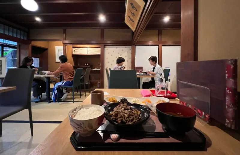 不張揚卻很雋永，走一趟京都左京區的家常料理食堂。