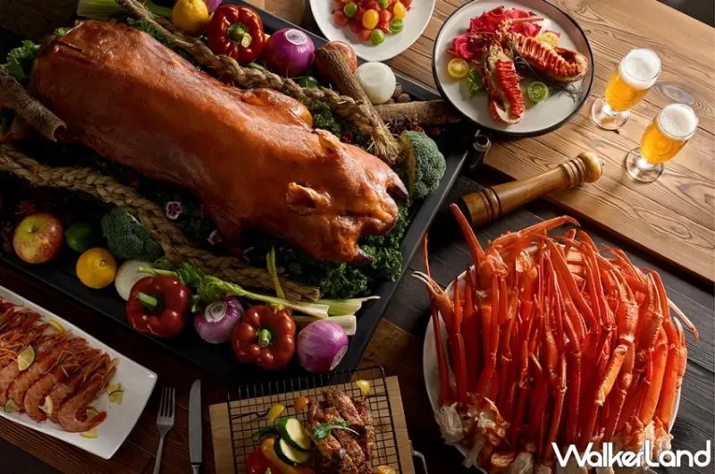 台北國泰萬怡中秋高空燒烤派對！雲丹龍蝦、炭火乳豬、從現切牛排到松葉蟹一次滿足。