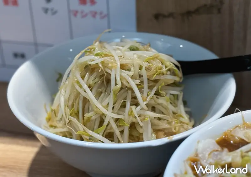 台北二郎系拉麵推薦！龍人拉麵 加爆菜量、最低250元吃超飽，東區排隊美食必吃。