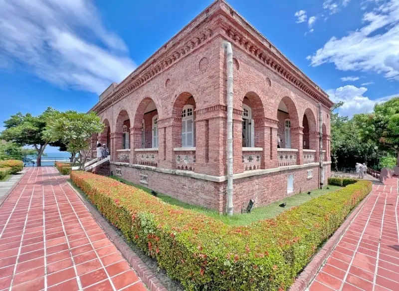 高雄西子灣順遊提案！造訪美術館、古蹟散步拍美照，西子灣追夕陽、賞明月