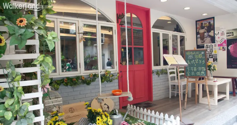 貓咪先生的朋友戶外就瀰漫著溫馨可愛的氛圍