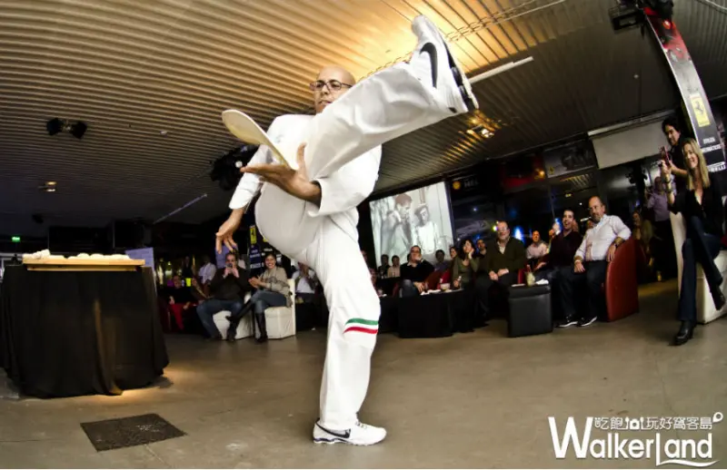 披薩雜技世界冠軍首度來台，就在遠東Café演出國際級麵團絕技。