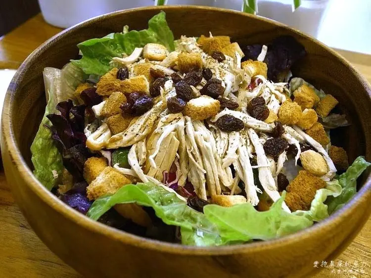 『食記』高雄苓雅。木盆輕食館，供應大份量新鮮木盆沙拉