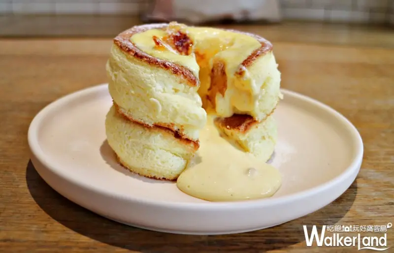 網美拍起來！「Yum Yum Deli」美式餐廳推出全新「烤布蕾熱鬆餅」，要用療癒系甜點搶攻網美IG版面。