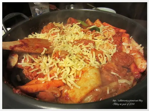 『呷』「捷運國父紀念館」☆ 紅通通 ☆ 用餐很倉促的韓式鍋物料理