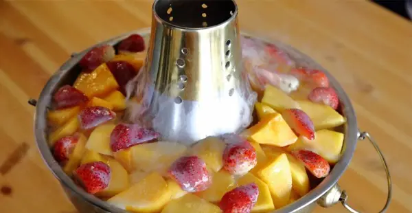 【食。台南】蜂橙複合式餐飲〜熱門IG打卡冰店。浮誇季節限定的芒果火山冰超霸氣，這樣吃才消暑！