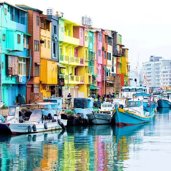 反手刀繼續衝！正濱漁港最後一面彩虹牆終於完工，可望繼續蟬聯本年度人氣打卡聖地。